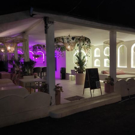 USHA HOTEL&BEACH CLUB Gili Air Dış mekan fotoğraf